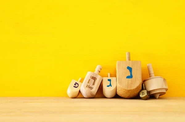 Bilden Judiska Högtiden Hanukkah Med Trä Dreidels Spinning Top — Stockfoto