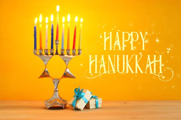 ユダヤ人の祝日のハヌカ本枝の燭台 伝統的な燭台 および非常に熱い蝋燭と背景の画像 — ストック写真