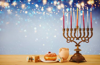 Yahudi tatil Hanukkah menorah (geleneksel Mumluk) ve mumlar glitter parlak arka plan üzerinde arka plan görüntü