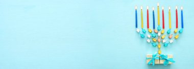 Geleneksel spinnig üst, yedi Kollu Şamdan (geleneksel Mumluk) ve mumlar ile Yahudi Bayramı Hanuka arka plan görüntüsünü üstten görünüm