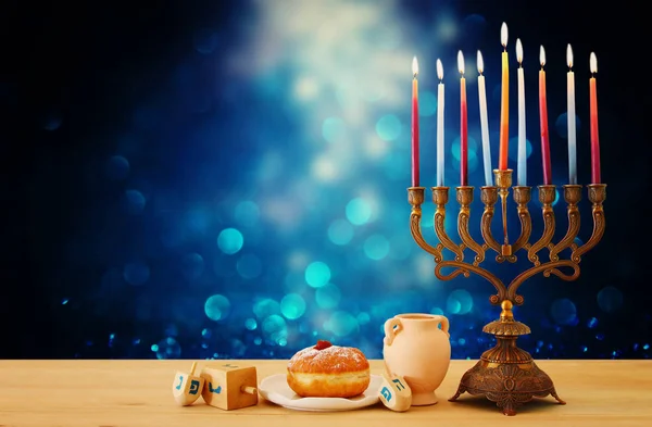 犹太假日光明节背景与烛台 传统烛台 和蜡烛闪闪发光的背景 — 图库照片