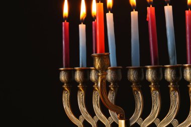 Yahudi tatil Hanukkah menorah (geleneksel Mumluk) ve mumlar arka plan görüntü
