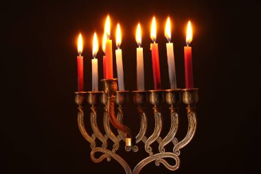 Yahudi tatil Hanukkah menorah (geleneksel Mumluk) ve mumlar arka plan görüntü