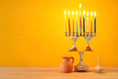 Yahudi tatil Hanukkah menorah (geleneksel Mumluk) ve yanan mumlar arka plan görüntü