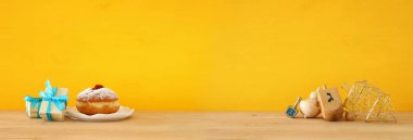 Tahta tomurcuklu Yahudi bayramı bayramı bayrağı (dönen top))