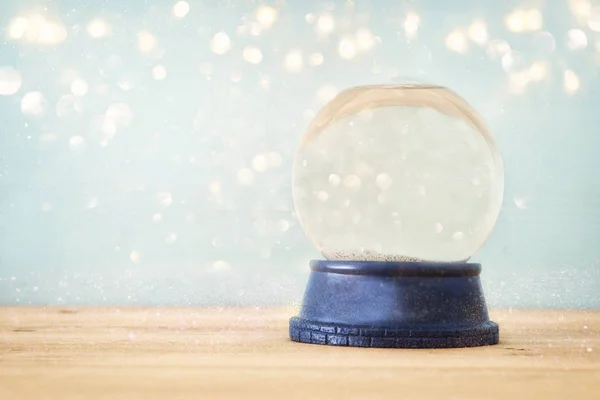 Lege Sneeuwbol Houten Tafel Met Glitter Overlay Magische Kerst Concept — Stockfoto