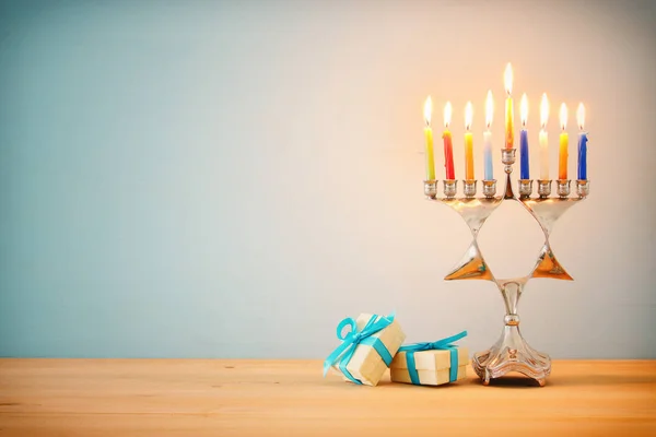 与传统的犹太节日光明节背景图像烛台 传统烛台 和燃烧的蜡烛 — 图库照片