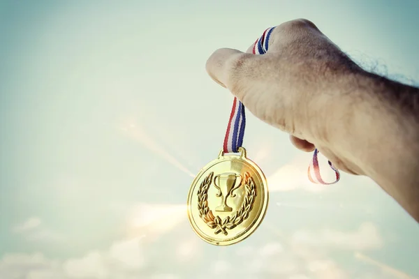 Main Levée Tenant Médaille Contre Ciel Concept Récompense Victoire — Photo