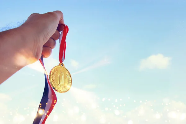 Человек Поднял Руку Держа Золотую Медаль Против Неба Концепция Награждения — стоковое фото