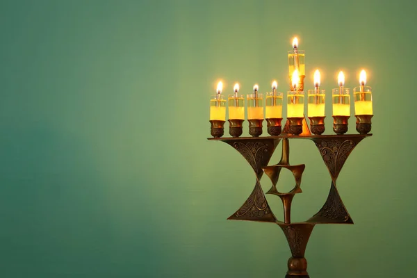 Bilden Judiska Högtiden Hanukkah Bakgrund Menorah Traditionella Kandelabrar Och Brinnande — Stockfoto