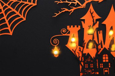 Cadılar Bayramı tatil kavramı. siyah arka plan üzerinde cadı ev perili. Üstten görünüm, düz yatıyordu