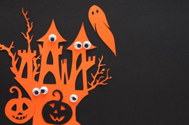 Cadılar Bayramı tatil kavramı. siyah arka plan üzerinde cadı ev perili. Üstten görünüm, düz yatıyordu