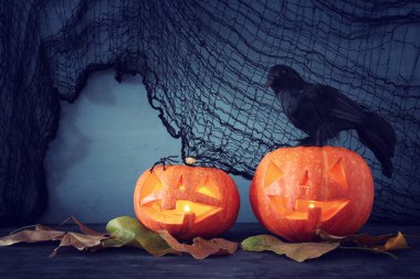 Cadılar Bayramı tatil kavramı. Kabaklar ve ahşap masa sopayı