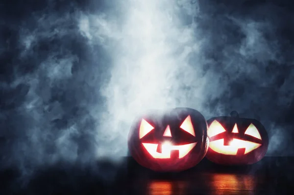 Concepto Halloween Calabazas Sobre Mesa Madera Por Noche Bosque Espeluznante — Foto de Stock