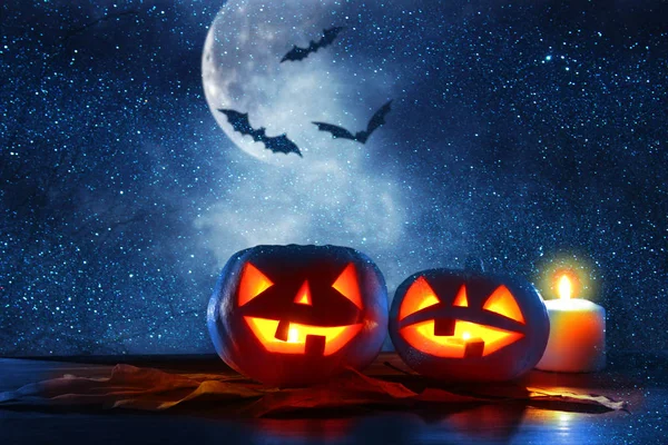 Concetto Festa Halloween Zucche Sul Tavolo Legno Notte Foresta Spaventosa — Foto Stock