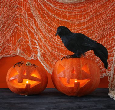 Cadılar Bayramı tatil kavramı. Kabaklar ve ahşap masa sopayı