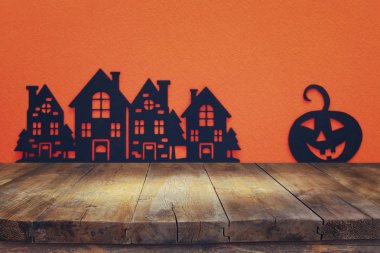 Cadılar Bayramı tatil kavramı. Siyah önünde boş rustik masa Köyü ve kabak arka plan ev sahipliği yapmaktadır. Ürün görüntü montaj için hazır