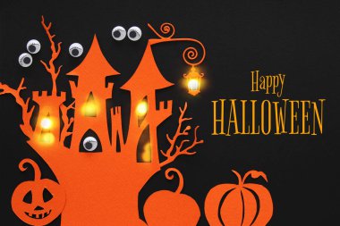 Cadılar Bayramı tatil kavramı. siyah arka plan üzerinde cadı ev perili. Üstten görünüm, düz yatıyordu