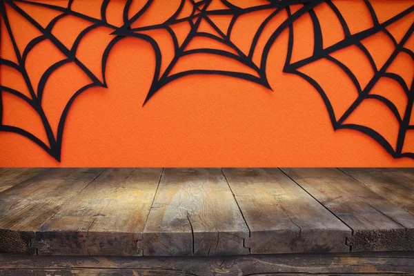 Concepto Halloween Mesa Rústica Vacía Frente Telarañas Sobre Fondo Naranja —  Fotos de Stock