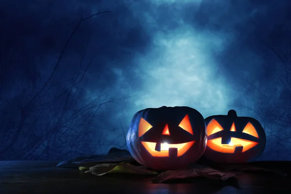 Concetto Festa Halloween Zucche Sul Tavolo Legno Notte Foresta Spaventosa — Foto Stock