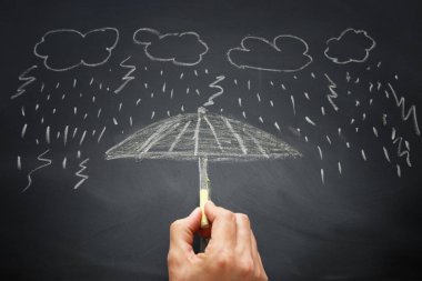 bir şemsiye yağmur ve fırtına karşı koruma için çizim bir adam görüntüsü. Güvenlik ve sigorta kavramı.