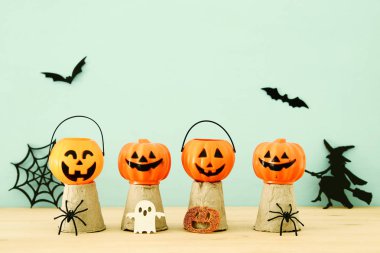 Cadılar Bayramı tatil kavramı. komik kabaklar, örümcekler ve yarasalar üzerinde ahşap masa.