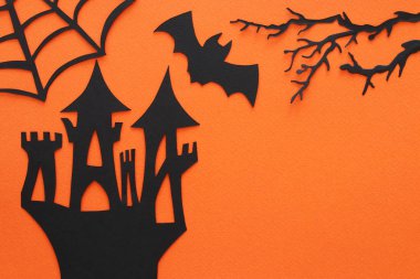 Cadılar Bayramı tatil kavramı. turuncu arka plana perili cadı evi. Üstten görünüm, düz yatıyordu