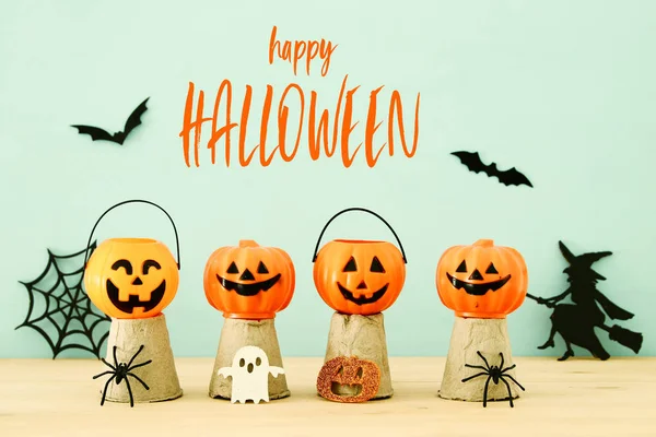 Halloween-Urlaubskonzept. mit lustigen Kürbissen, Spinnen und Fledermäusen — Stockfoto