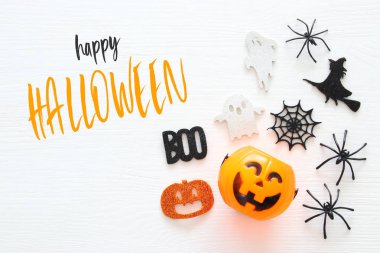 Cadılar Bayramı tatil kavram Beyaz ahşap zemin üzerinde. Üstten görünüm, düz yatıyordu