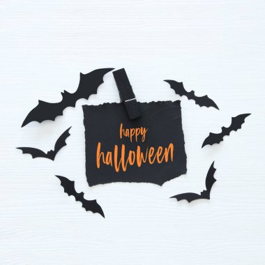 Cadılar Bayramı tatil en az üstten görünüm görüntüsü üzerinde ahşap arka plan metin eklemek için boş mektup. Kartı ve davetiye kavramı