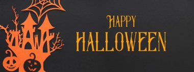 Cadılar Bayramı tatil kavramı. siyah arka plan üzerinde cadı ev perili. Üstten görünüm, düz yatıyordu. Afiş