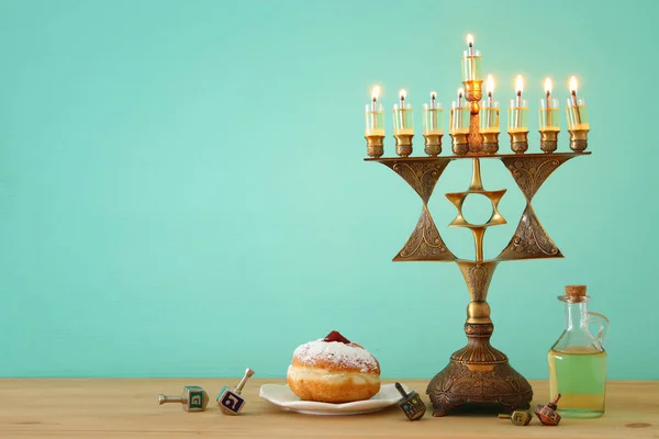 ユダヤ人の祝日のハヌカ本枝の燭台 伝統的な燭台 および非常に熱い蝋燭と背景の画像 — ストック写真