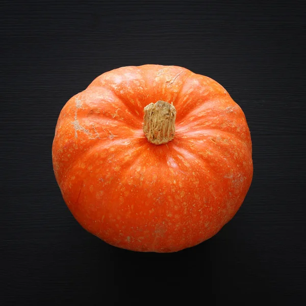 Halloween Holiday Minimal Top View Image Pumpkin Black Wooden Background — Stock Photo, Image