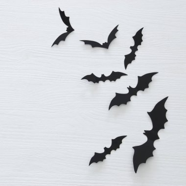 Cadılar Bayramı tatil en az üstten görünüm görüntü yarasa Beyaz ahşap zemin üzerinde