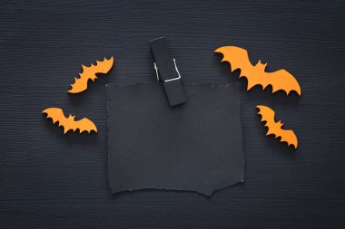 Cadılar Bayramı tatil en az üstten görünüm görüntüsü üzerinde ahşap arka plan metin eklemek için boş mektup. Kartı ve davetiye kavramı