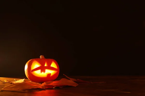Концепция Праздника Хэллоуина Тыквы Над Деревянным Столом Ночью Страшно Привидениями — стоковое фото