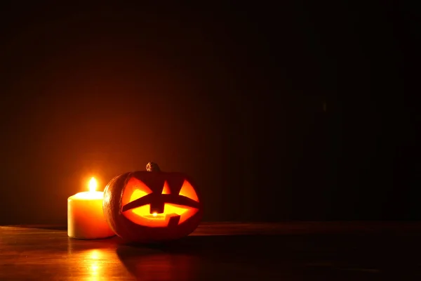 Concetto Festa Halloween Zucche Sul Tavolo Legno Notte Foresta Spaventosa — Foto Stock
