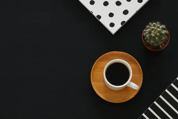 Afbeelding Van Een Koffiekopje Notebook Zwarte Achtergrond Bovenaanzicht — Stockfoto