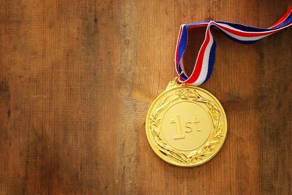 Imagem Vista Superior Medalha Ouro Sobre Mesa Texturizada Madeira — Fotografia de Stock