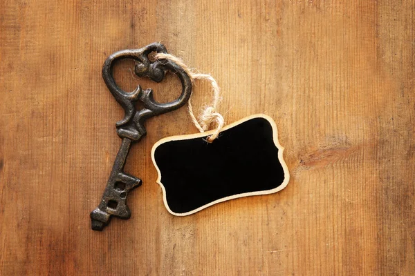 Image Antique Key Empty Blackboard Tag Old Wooden Table — Stock Photo, Image