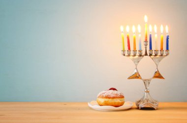 geleneksel ile Yahudi bayramı Hanuka arka plan görüntüsünü Yedi Kollu Şamdan (geleneksel Mumluk) ve yanan mumlar.