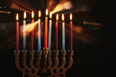 Anahtar Yahudi tatil Hanukkah menorah (geleneksel Mumluk) ile arka plan görüntüsünü düşük ve mumlar yanan
