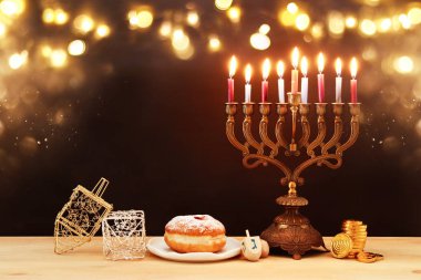 Yahudi tatil Hanukkah menorah (geleneksel Mumluk) ve yanan mumlar arka plan görüntü