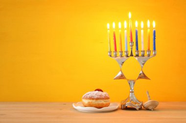 geleneksel ile Yahudi bayramı Hanuka arka plan görüntüsünü Yedi Kollu Şamdan (geleneksel Mumluk) ve yanan mumlar