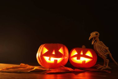 Cadılar Bayramı tatil kavramı. Kabaklar ve ahşap masa sopayı