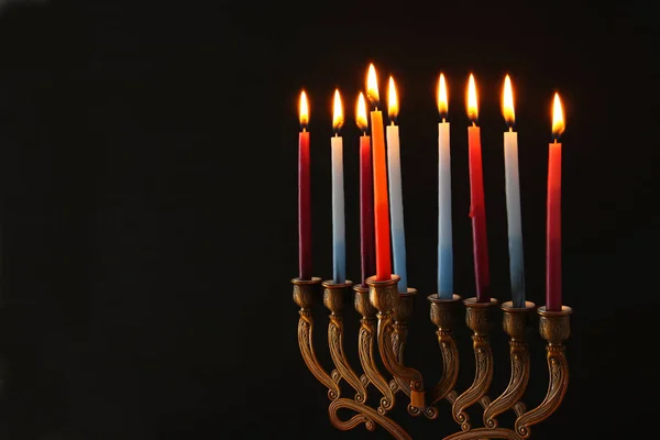 Lage sleutel Image van Joodse vakantie Hanukkah achtergrond met menora (traditionele kandelaar) en het branden van kaarsen. — Stockfoto