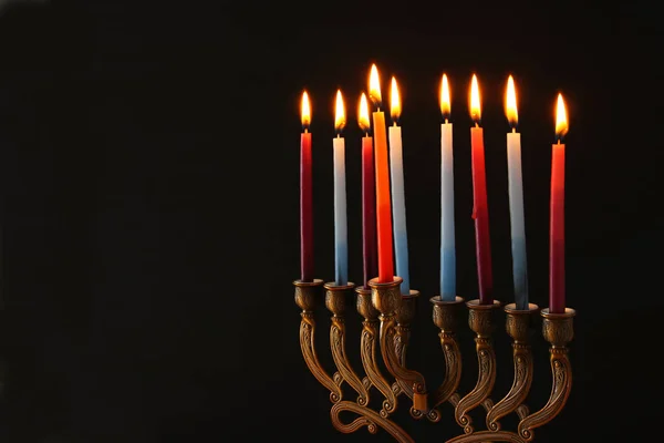 Χαμηλά κλειδί εικόνα της εβραϊκής διακοπές Hanukkah φόντο με menorah (παραδοσιακό μανουάλια) και αναμμένα κεριά. — Φωτογραφία Αρχείου