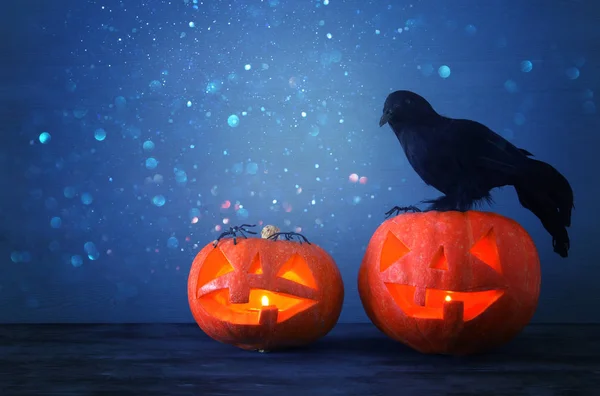Concept van Halloween vakantie. Pompoenen en vleermuis op houten tafel. — Stockfoto
