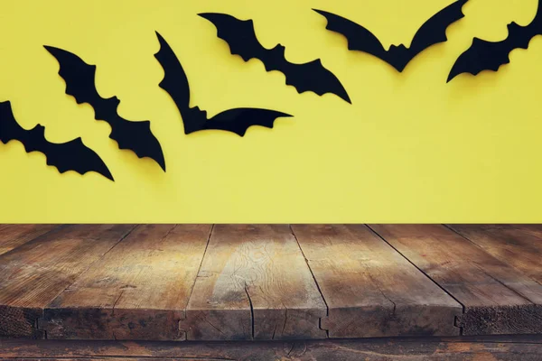Concept Van Halloween Vakantie Lege Rustieke Tafel Zwart Vleermuizen Achtergrond — Stockfoto