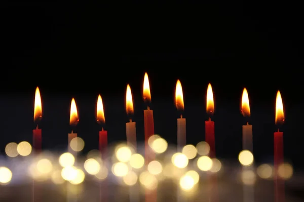 低关键的犹太节日光明节背景与烛台 传统烛台 形象和燃烧的蜡烛 — 图库照片#